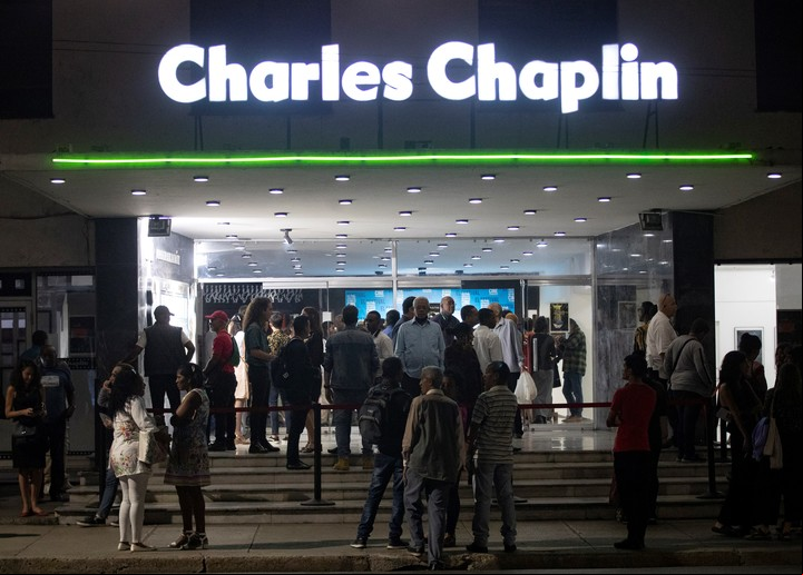La entrada del cine Charles Chaplin, momentos antes de comenzar la gala de premiación del Festival Internacional del Nuevo Cine Latinoamericano, en La Habana (Cuba). Foto EFE