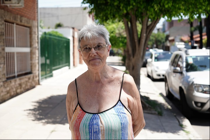 María Cristina la vecina de Villa Luro que generó un cantico que se hizo viral: "Abuela la-la-la-la-la", aunque no tiene nietos. Foto: Mario Quinteros.