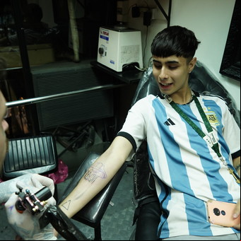 De la cara de Messi a las tres estrellas: furor por los tatuajes de Argentina Campeón del Mundo