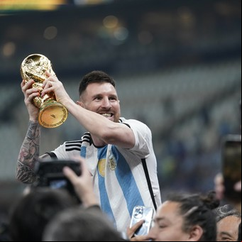 La verdadera historia de la Copa del Mundo "trucha" que levantó Lionel Messi en la foto más icónica de Qatar 2022