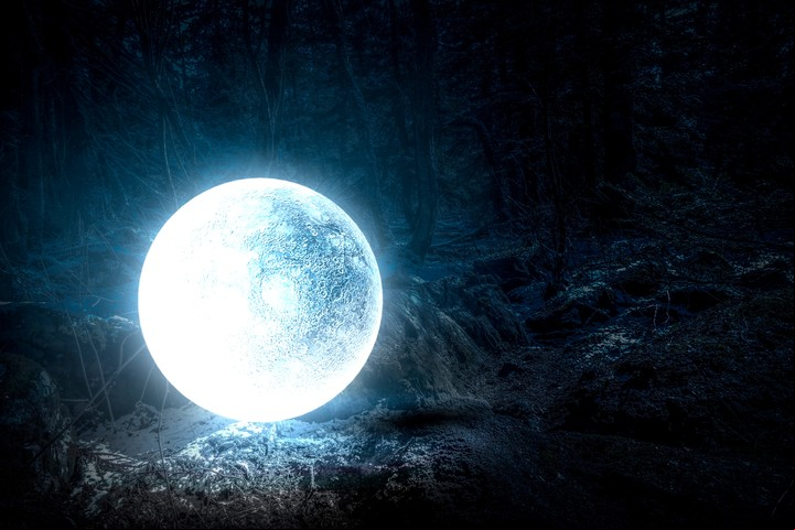 El punto de mayor cercanía a la Tierra se conoce como perigeo. Éste suele tener un efecto similar a la Luna llena. Foto: ilustración Shutterstock.