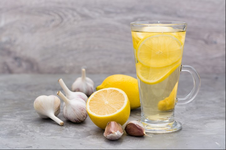 El agua de ajo y limón tiene múltiples beneficios Foto Shutterstock.