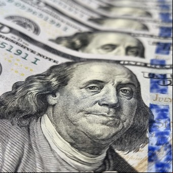 El dólar oficial cerró con un leve alza y se recuperaron los bonos por el apoyo de Estados Unidos