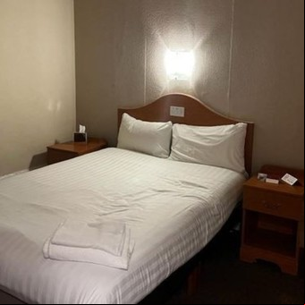 "Llegué a un hotel donde había arañas,  vello púbico y una mancha asquerosa"