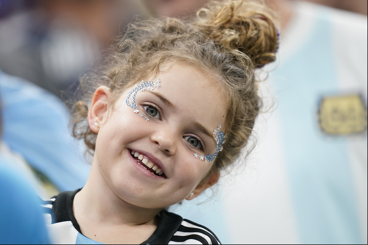 Victoria, de 5 años, fue fundamental para conocer la historia detrás de la copa. Foto: Fernando de la Orden / Enviado especial.