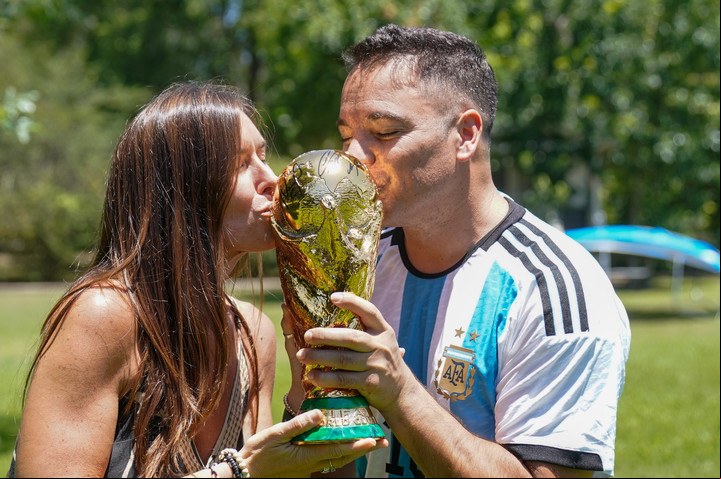 Paula Zuzulich y Manuel Zaro besan la copa que levantó Messi. Foto: Fernando de la Orden.