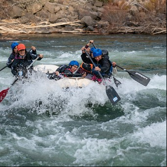 Una mujer murió mientras practicaba rafting en Río Negro: el río en que navegaba la arrastró casi medio kilómetro 