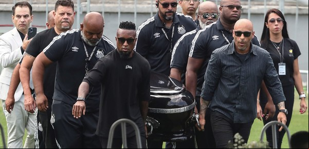 La muerte de Pelé abrió la grieta entre los ídolos del fútbol brasileño: por qué las grandes figuras no fueron al funeral