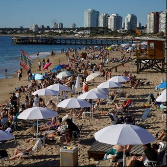 Verano 2025 en Uruguay: cómo ahorrar el 18% en cada salida con un nuevo truco muy simple
