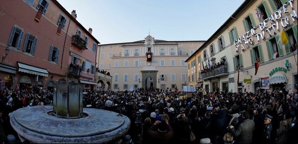 El palacio de verano de Benedicto XVI: todo un pueblo está de luto por su amado visitante