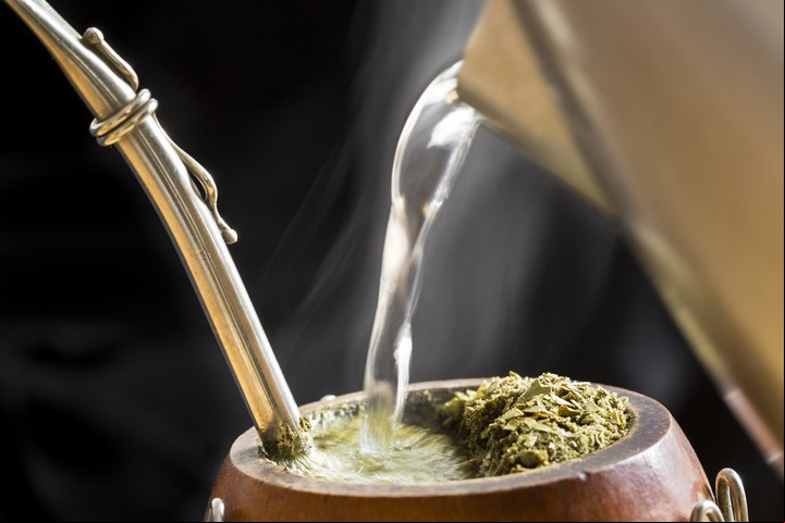 El mate, bebida nacional.