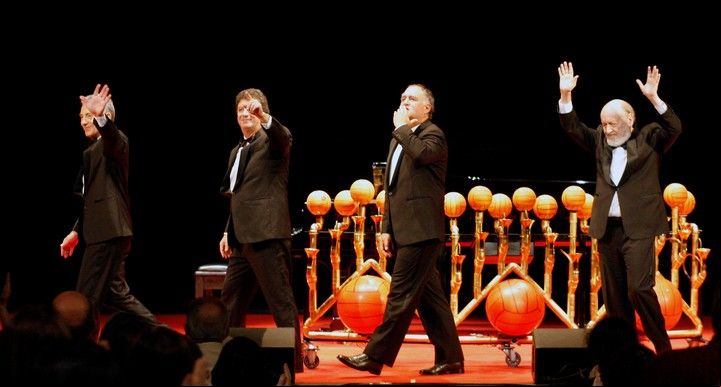 Les Luthiers, Premio Princesa de Asturias de Comunicación y Humanidades 2017, saluda al público en Gijón, en 2017. Foto EFE