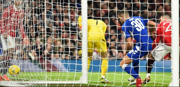 El inexplicable blooper de David De Gea, el arquero de Manchester United que se hizo un nudo y le regaló un gol a Everton