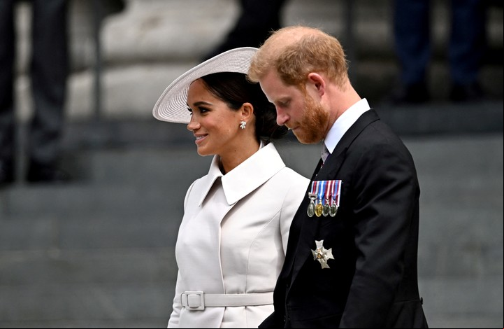 El príncipe Harry de Gran Bretaña y su esposa Meghan, duquesa de Sussex, se van después del Servicio Nacional de Acción de Gracias celebrado en la Catedral de San Pablo como parte de las celebraciones del Jubileo de Platino de la Reina Isabel de Gran Bretaña, en Londres, Gran Bretaña, el 3 de junio de 2022. Foto REUTERS/Dylan Martínez