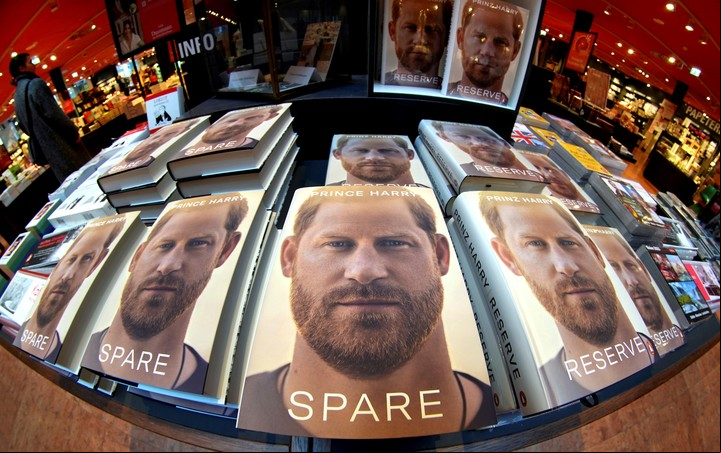 Copias del nuevo libro en Berlín. Foto: AP