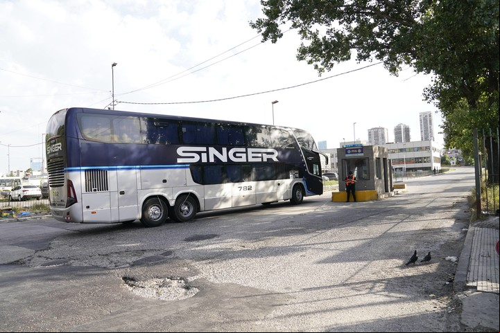 Un micro saliendo de la Terminal, frente a una garita de la Policía Federal. Foto Fernando de la Orden.