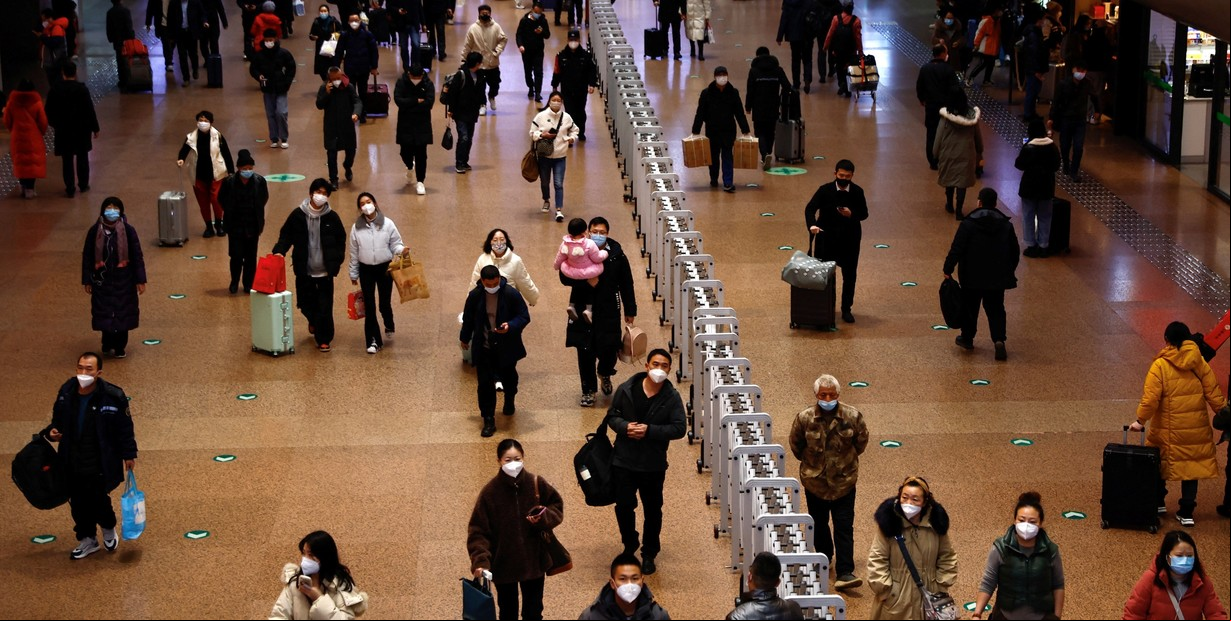 China arranca 2025 con un brote de HMPV pero, por los brotes infecciosos frecuentes, no es inusual ver gente caminando con barbijo. /Reuters/Tingshu Wang