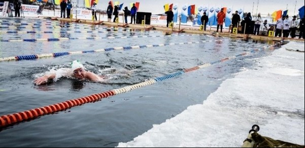 "Deporte para locos": el Mundial de natación en aguas heladas