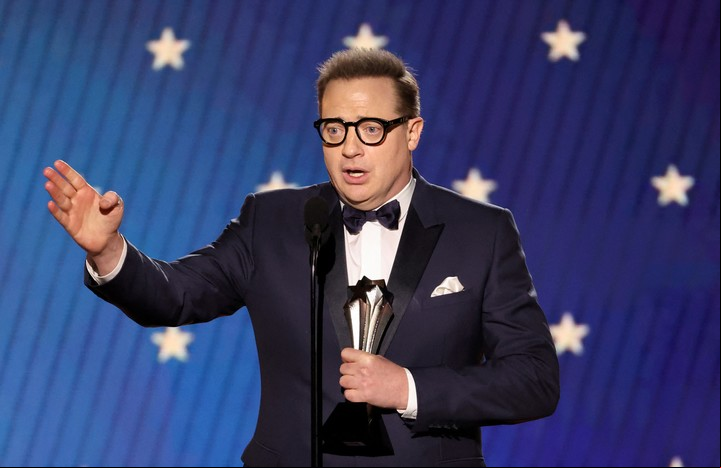 Brendan Fraser, que no pudo contener sus lágrimas, agradece el premio a mejor actor por "The Whale". Foto Reuters