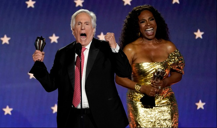 Henry Winkler, por "Barry", y Sheryl Lee Ralph, por "Abott Elementary", festejan sus triunfos. Foto AP