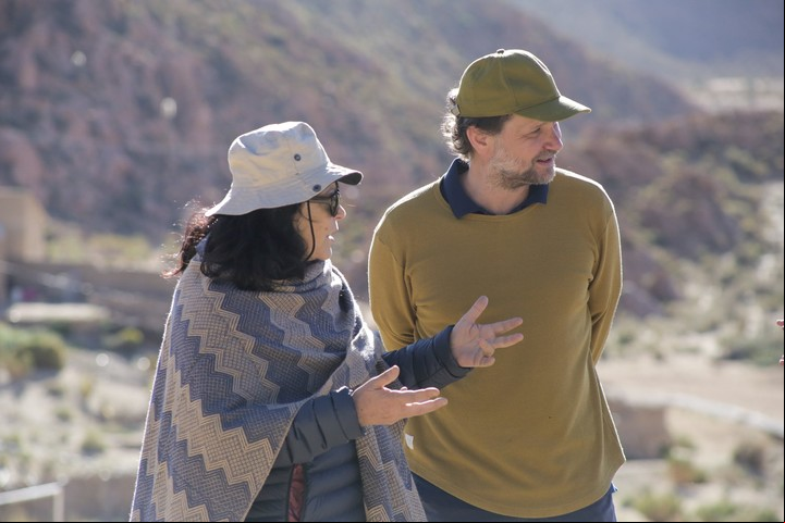 Tomás Saraceno durante el encuentro, con Maristella Svampa.