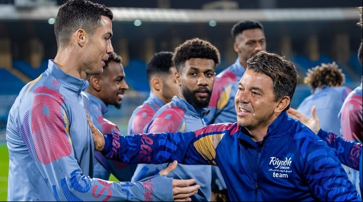 Marcelo Gallardo se saluda con Cristiano Ronaldo en su primera práctica con el combinado de figuras del fútbol saudí.