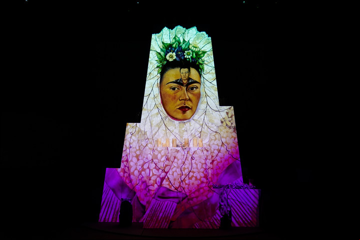En el centro de la sala, que tendrá butacas para los visitantes, se alza como sorpresa una especie de altar con velas y flores. Foto Maxi Failla