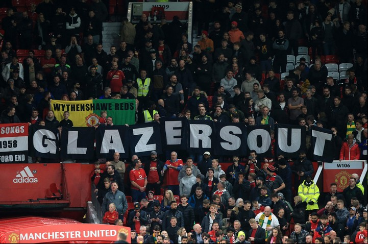 Buena parte de los hinchas de Manchester United vienen manifestando su disconformidad con la istración de la familia Glazer. Foto: Lindsey Parnaby / AFP.