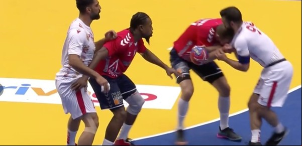 Hizo la gran Luis Suárez: un jugador de Estados Unidos intentó morder a un rival en el Mundial de handball