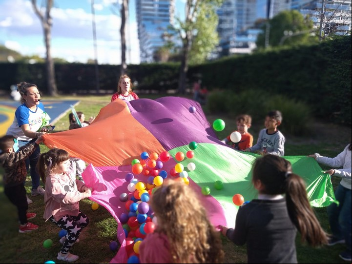 El cumpleaños de León fue en una plaza de Puerto Madero y con animación.