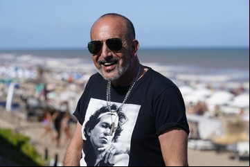 Alejandro Fiore: el simulador que veranea haciendo teatro y el grupo de WhatsApp de Lampone y compañía