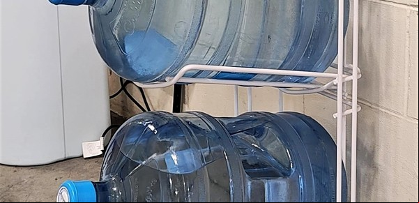 Cómo levantar y trasladar un bidón de agua sin lesionarte la espalda: el video que se viralizó en redes