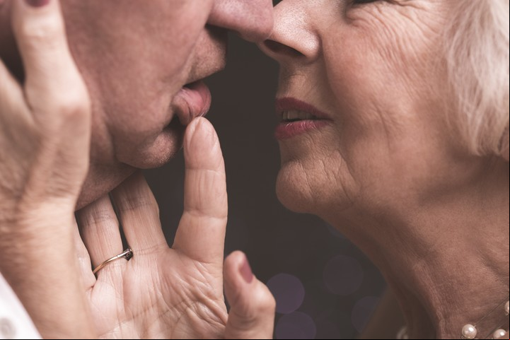 “Para el amor no hay edad”, señala Lorena Ayala. Foto ilustración Shutterstock.
