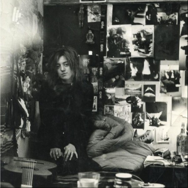 Marta Minujín en 1963 en París, donde empezó a crear las obras con colchones que hace hasta hoy. Foto: Marta Minujín.