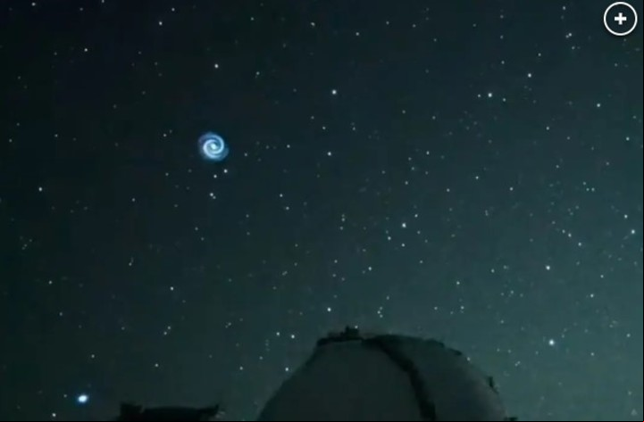 La sorprendente espiral que apareció sobre el volcán Mauna Kea, en Hawái.