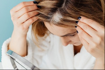 ¿Cómo disminuir las canas con bicarbonato y vinagre?