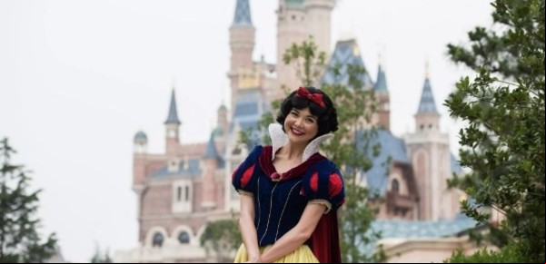 "Los padres se me acercaban frente a sus esposas e hijos": el fuerte testimonio de una princesa de Disney