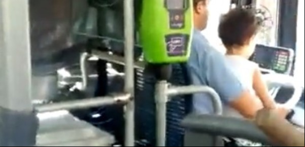 Suspendieron al chofer de colectivo que se hizo viral por manejar con un niño en el regazo