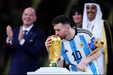 El beso en la historia: del de Cristóbal Colón al pisar tierra hasta el de Messi a la Copa del Mundo
