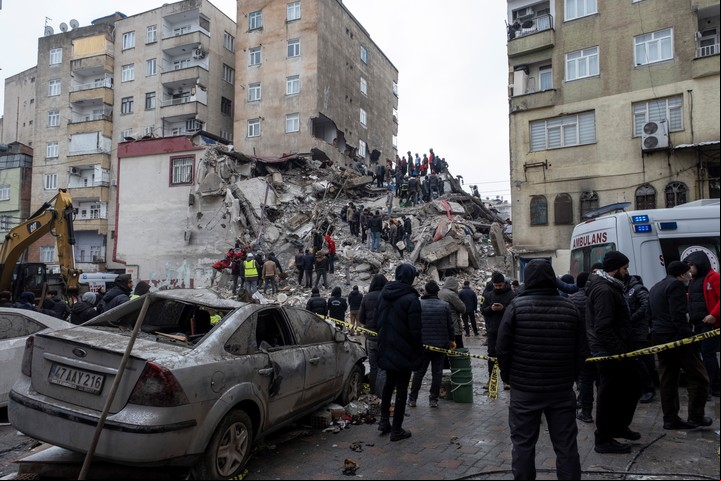 En la madrugada de este 6 de febrero, un fuerte terremoto de 7.8 en la escala de Richter sacudió Turquía y Siria. Foto: EFE/EPA