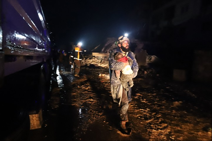 Un terremoto de 7,8 grados en la escala de Richter ha sacudido esta madrugada las provincias del sureste de Turquía y el norte de Siria. El movimiento se ha sentido con fuerza en 14 países, entre los que están Líbano, Israel, Chipre y Jordania. FOTO Abdulaziz KETAZ / AFP