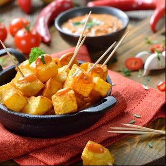 Cómo se hacen las auténticas papas o patatas bravas: la receta española y sus variantes