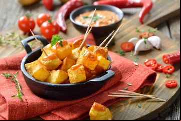 Cómo se hacen las auténticas papas o patatas bravas: la receta española y sus variantes