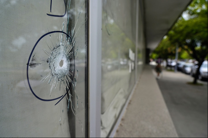 El ataque al centro de salud Santa Teresa situado en avenida Francia al 4400 cerca Distrito Municipal Sudoeste. Foto Juan José García