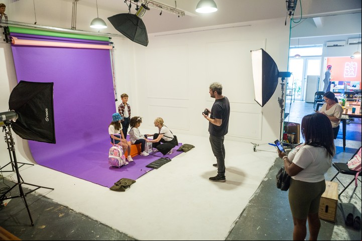 Agradecimiento a Espacio Diorama
Esta producción se realizó en Diorama, productora audiovisual y estudio creativo especializado en publicidad y moda. Equipado para la generación de contenidos, este espacio funciona como centro de reunión de artistas de diversas disciplinas, quienes se visibilizan a través de streaming, exhibiciones, recitales o gaming. En conjunto con Tokyo Photo Lab, laboratorio analógico, protagonizan la escena fotográfica porteña. Más info en www.dioramavisuales.com.ar y @dioramavisuales en Instagram.