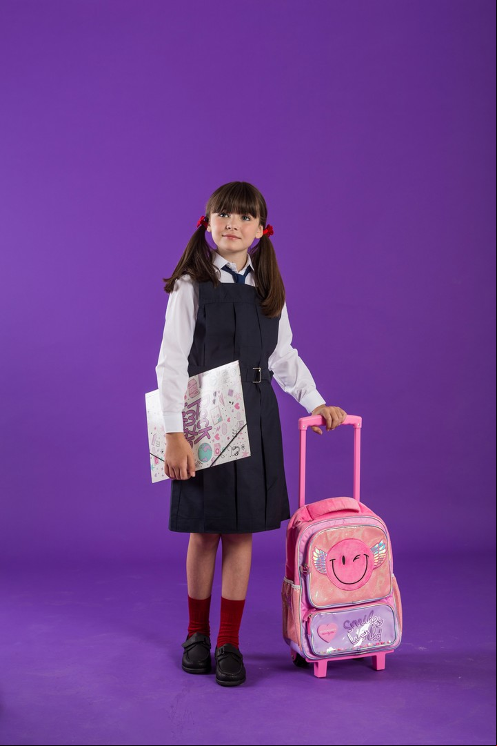 Jumper con tablas y cinturón, camisa de poplín, corbata de algodón (Zulma Uniformes), mocasines de cuero (Mimo), medias de algodón (Stylo), carpeta con elástico rock y mochila Smile con alitas glitter y peluche (Quitapesares). Fotos: Esteban Leyba.