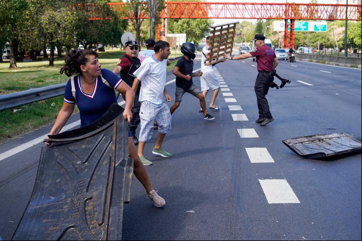 Incidentes en el corte de la autopista Dellepiane
foto: Andres D'Elia