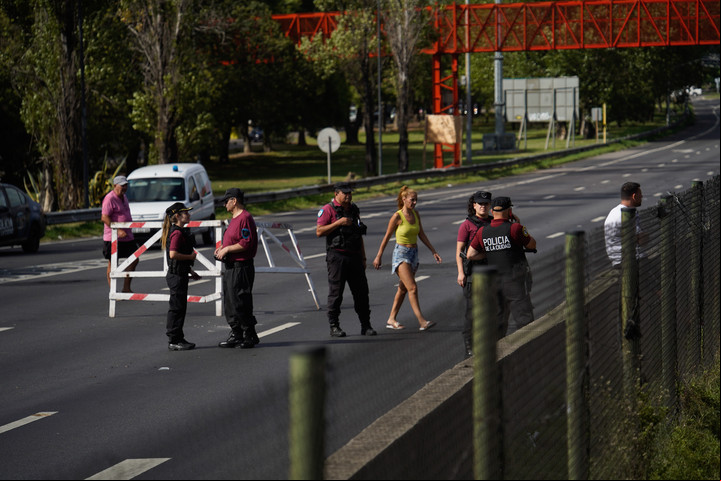 La autopista Dellepiane estuvo cortada durante seis horas por no más de diez personas que protestaban por cortes de luz. Foto: Andres D'Elia