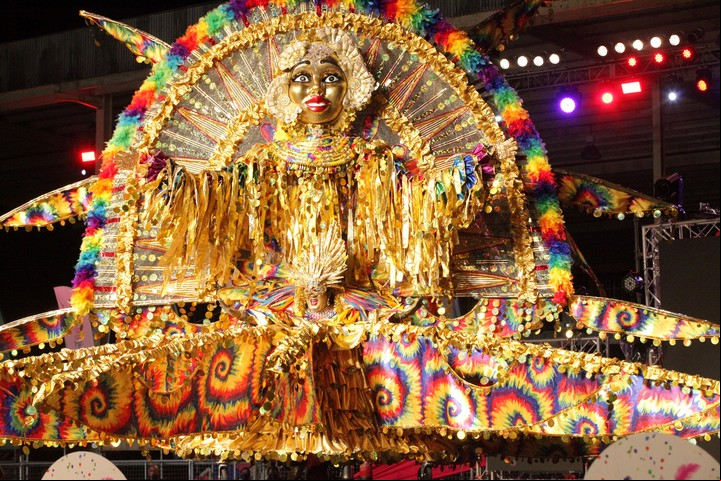 La Dimanche Gras, competenca de Reyes y Reinas del Carnaval de Trinidad, donde compiten los diseñadores de vestuarios y carrozas. Foto: EFE/Andrea De Silva.
