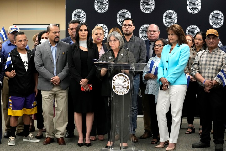 La alcaldesa de Miami-Dade, Daniella Levine Cava, en una rueda de prensa junto a opositores nicaragüenses liberados. Foto AP